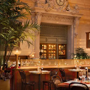 Rockwell Group borrowed the Art Deco and Beaux-Art language of the terminal to create inviting, intimate dining zones.