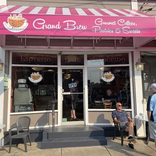 Awesome little coffee shop. Great bunch of regulars make you feel right at home. Say hi to Georgie for me. He&apos;s a hoot.