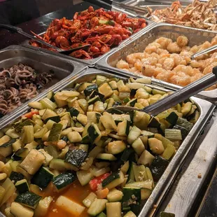 Many options such as chow mein, shrimp, chicken, etc