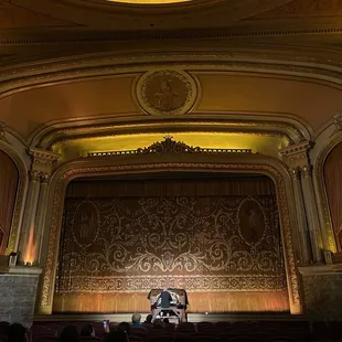 Live old school songs to kick off the movie experience ...