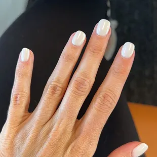 White nails with pearl chrome on top