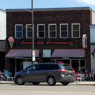 Storefront for Grand Ole Creamery and Grand Pizzeria