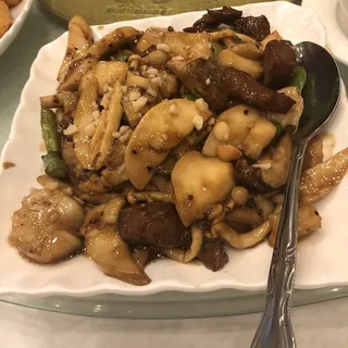 90. Black Peppered Steak Cubes and Scallops