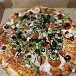 Small pizza with pepperoni, mushroom, green pepper and black olives.
