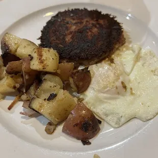 Corned beef hash with 1 egg and potatoes