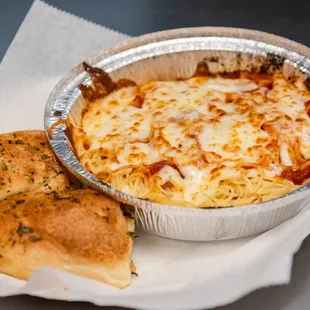 a dish of spaghetti and bread