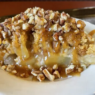 Apple with pecans and caramel