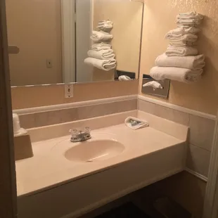 Gap between countertop and front