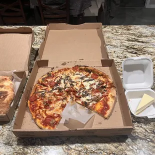 This was soooo good. The pizza, the calzone, the cheese cake, the delivery! Recommend and will order again