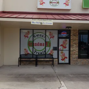 A great place to come and meet your friends and family and hangout.  Have lunch and ice cream.