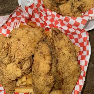 6pc red snapper combo (coleslaw not shown) and 12pcs of catfish nuggets... one-way ticket straight to flavortown! ‍