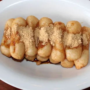 品味传统美味，尽在红糖糍粑！选用优质糯米和甜美红糖精心制作而成，口感Q弹，香甜可口。传统工艺，浓浓家乡味，让你回味无穷。每一口都是对美好生活的热爱，每一份都是对心灵的甜蜜抚慰。品味中国美食文化，尽在红糖糍粑。快来品尝吧，让味蕾在这份独特的美味中沉醉！