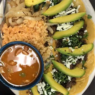 This is a customers request.. tacos mexicanos usually come with 4, but he wanted 8