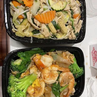 Chicken and vegetables entree, and pad see ew. 8 out of 10.