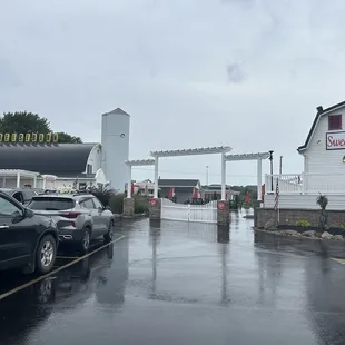 Cheesebarn parking lot and entrance