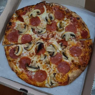 Mushroom and pepperoni pizza