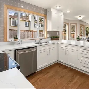 Oh this is a really awesome kitchen just finished installing.. Hollis White M21.