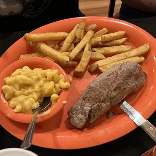 Sirloin Steak with Macaroni &amp; Cheese
