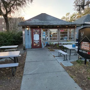 the outside of the restaurant