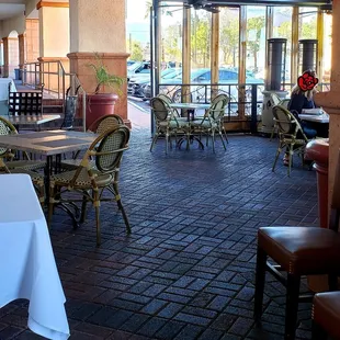 Semi-enclosed outdoor dining