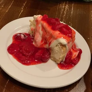 Cheesecake with extra white chocolate cream sauce and strawberries