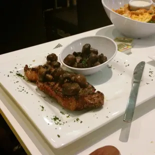 Sirloin 10oz with awesome flavorful mushrooms!
