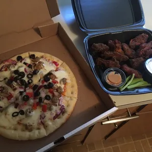 10 inch pizza with Caribbean Jerk rib bone-in wings