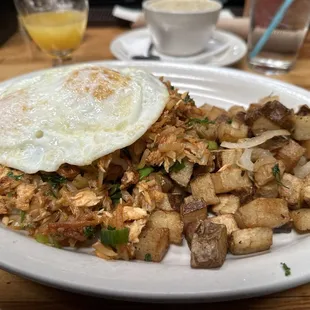 Salmón hash with house potatoes sooo delicious and big portions