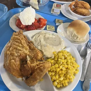 Fried chicken with mashed potatoes and corn