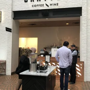 Order to the right, pickup to the left.