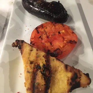 MORCILLA ARGENTINA CON POLENTA Y TOMATE FRESCO