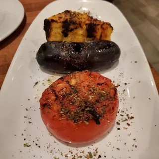 MORCILLA ARGENTINA CON POLENTA Y TOMATE FRESCO