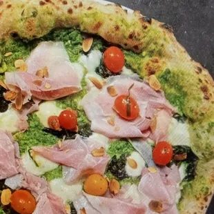 Pizza with prosciutto and cherry tomatoes