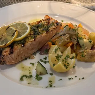 Salmon alla griglia with vegetables
