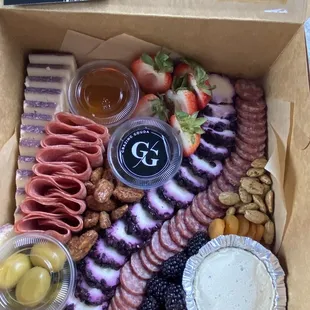 Medium charcuterie box