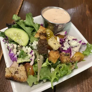 House salad with thousand island