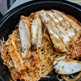 a plate of spaghetti and chicken