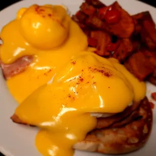 Ken&apos;s Famous Eggs Benedict