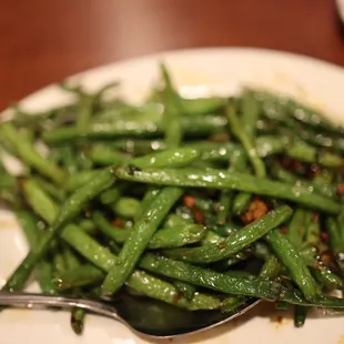 a plate of green beans