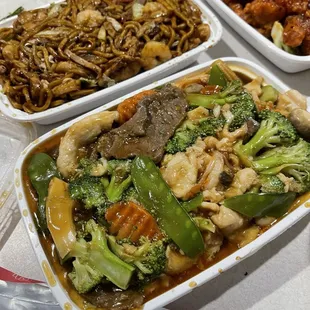 General Tso Chicken, House Lo Mein &amp; Triple Delight (4/5)