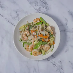 a plate of shrimp and vegetables