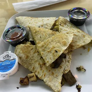 Chicken quesadilla with grilled mushrooms and onions