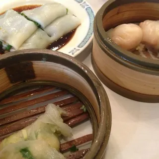 Snow Pea Sprouts with Shrimps Dumplings
