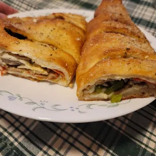 Calzone on the left, Stromboli on the right.