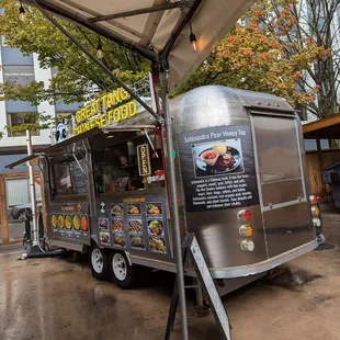 Food truck at corner of Oak and 5th