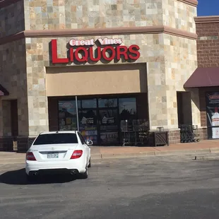a car parked in front of a liquor store
