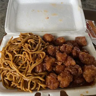 Lunch General Tso&apos;s Chicken w/ Lo Mein