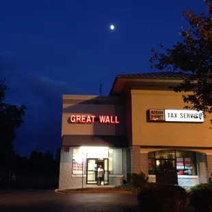 the outside of a restaurant at night