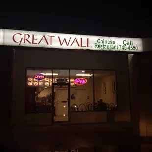 the front of a restaurant at night