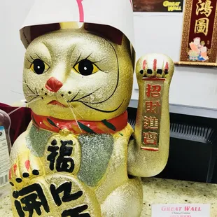 a statue of a cat
